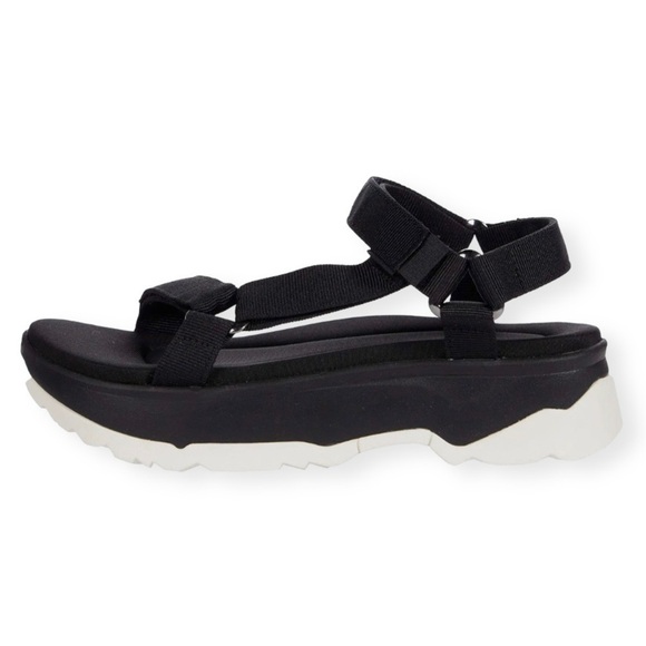 Teva Jadito Universal Platform Sandal in Black. - Picture 1 of 11